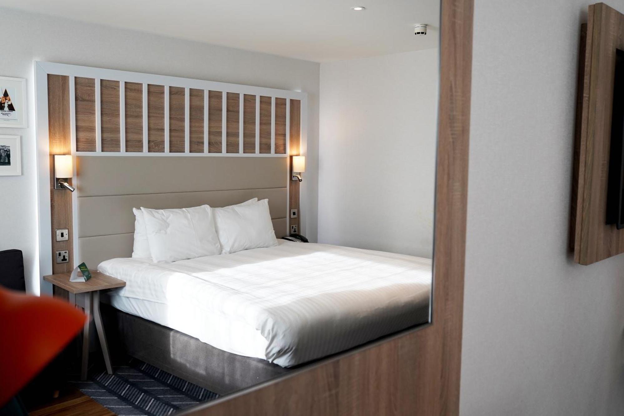 Holiday Inn London-Shepperton By Ihg Exterior photo